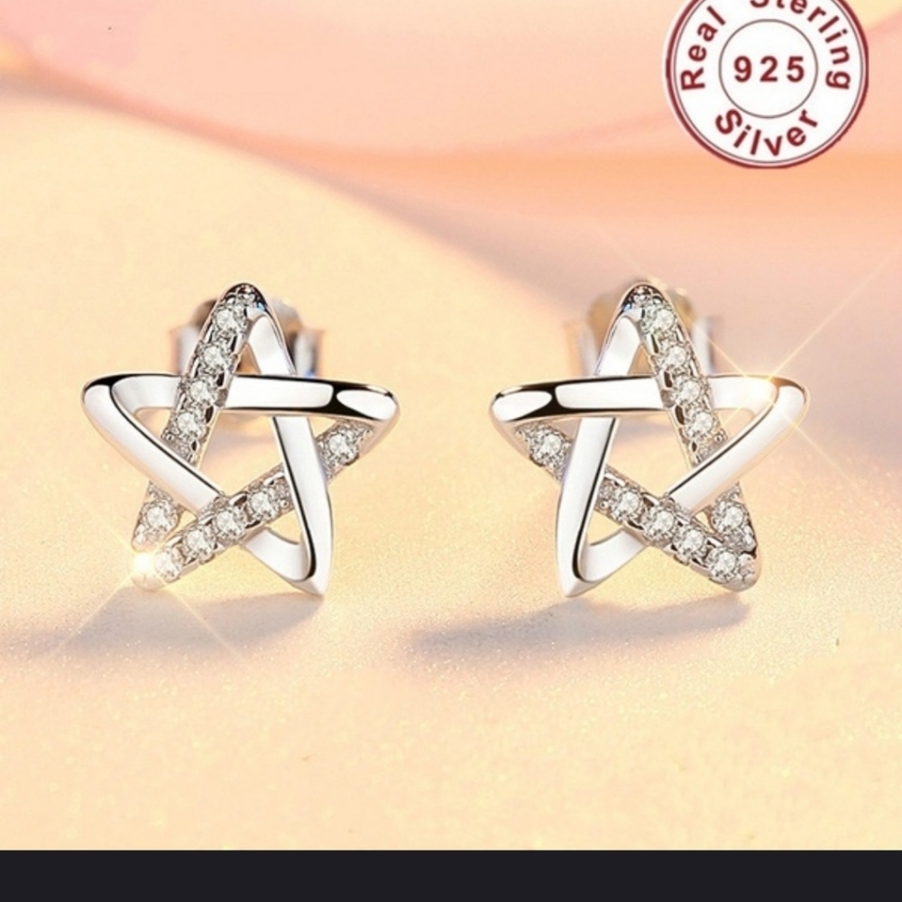 ⭐⭐Beautiful dainty Sterling Silver star studs⭐⭐ - Picture 1 of 7